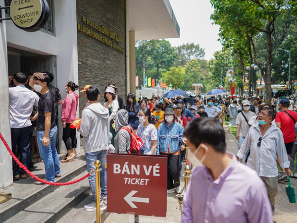 Dinh Độc Lập quá tải, quầy vé phải đóng cửa, du khách 'đội nắng' chờ xuyên trưa