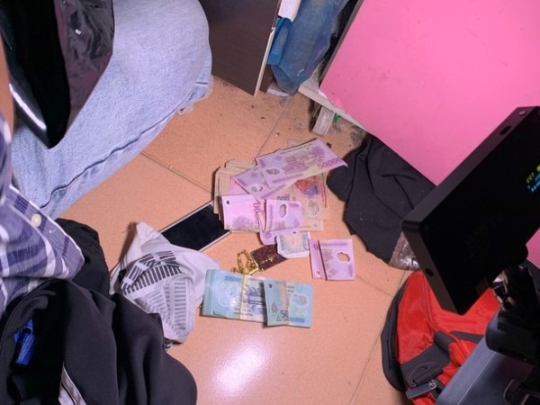 Đậu ôtô ven đường, tá hỏa phát hiện bị mất dây chuyền vàng 400 triệu đồng