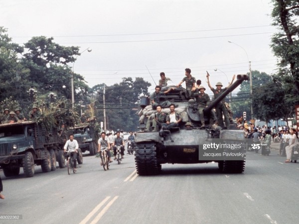 Sáng 30/4/1975: Xe tăng quân giải phóng từ 5 hướng tràn ngập Sài Gòn