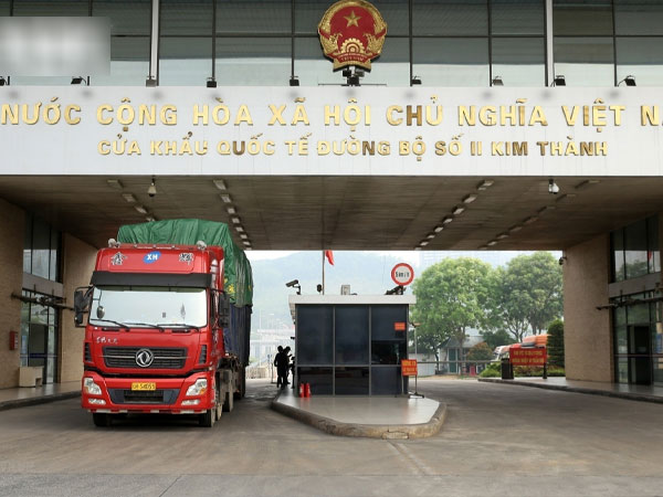Thông quan thuận lợi, xuất nhập khẩu qua biên giới phía Bắc tăng mạnh