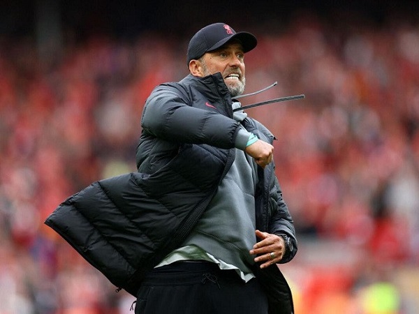 HLV Klopp dính… chấn thương vì ăn mừng khiêu khích trọng tài thứ 4