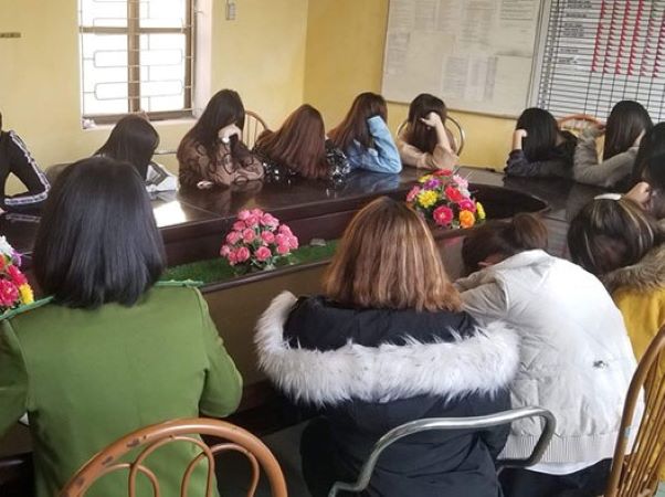 Nhân viên quán karaoke bán ma túy cho khách hát