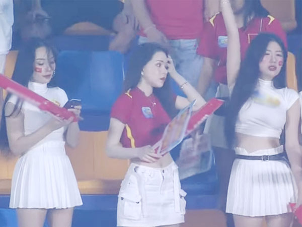 Việt Nam thắng nhọc trận ra quân SEA Games: Dàn hot girl thu hút camera trên khán đài