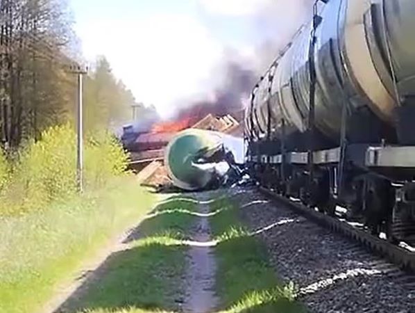 Tàu Nga trật bánh gần biên giới Ukraine, phát hiện vật lạ trên đường ray