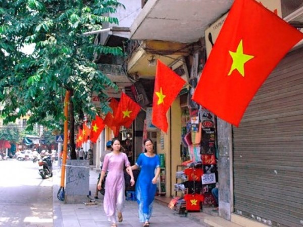 Chuyện về người treo cờ báo mùa lễ hội