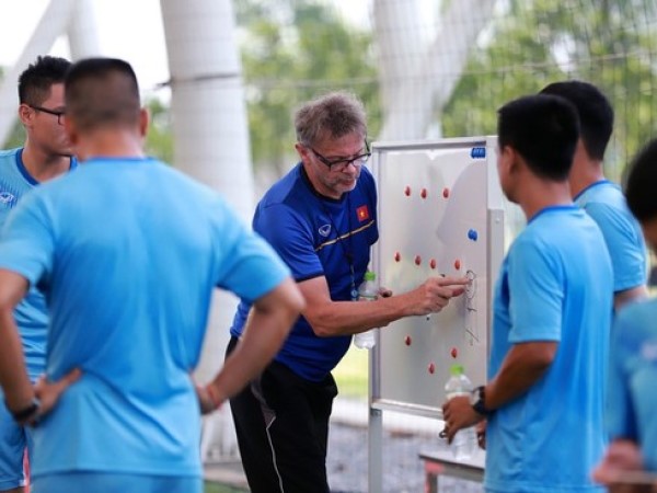 Bị tâm lý, HLV Troussier cho toàn đội U22 nghỉ tập