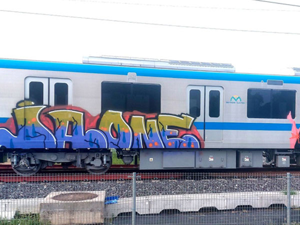 Một đoàn tàu metro tiếp tục bị vẽ bậy, mời công an điều tra