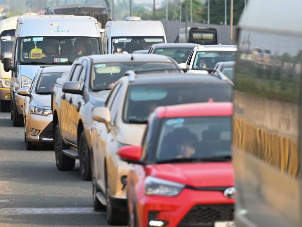 Trở lại Hà Nội sớm 2 ngày, ô tô ùn dài 2km cuối cao tốc Pháp Vân