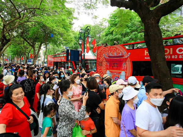 Hàng ngàn người xếp hàng 4,5 tiếng để đi xe buýt 2 tầng ngắm Hà Nội