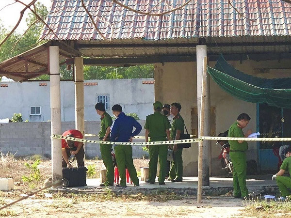 Người đàn ông nghi bị sát hại, tử vong trước cửa nhà