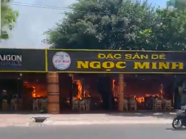 Cháy lớn tại quán lẩu dê