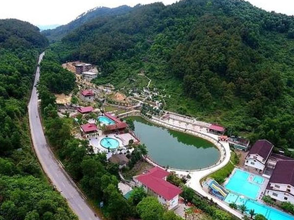 Bé trai 14 tuổi tử vong trong bể bơi khu sinh thái