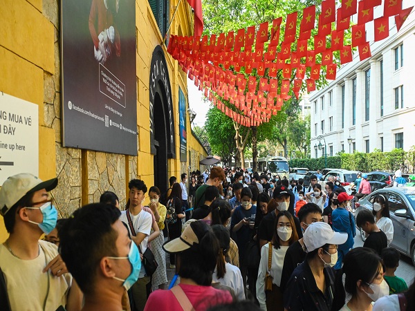 Du khách xếp hàng tham quan 'địa ngục trần gian' giữa thủ đô