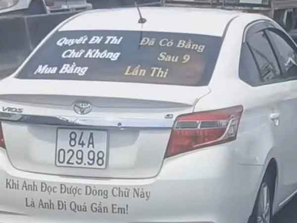 Tài xế dán chữ khoe thi 9 lần mới có bằng nhưng dòng chữ dặn dò giữ khoảng cách mới gây chú ý
