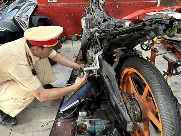 Công an TPHCM đồng loạt kiểm tra các 'lò' nghi độ chế xe cho quái xế