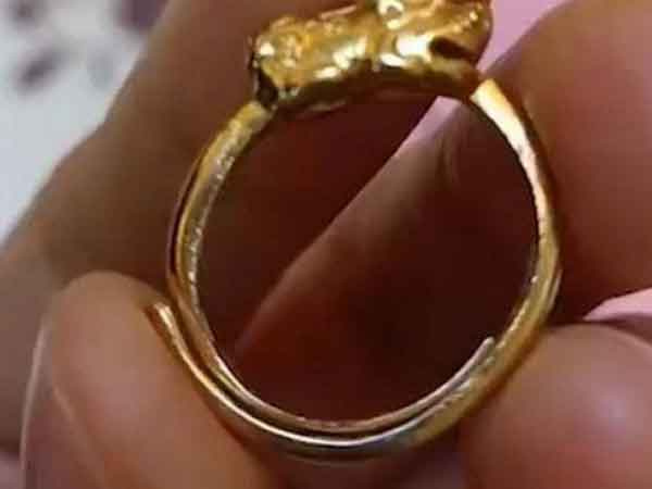 Con trai mua được chiếc nhẫn vàng ở trường với giá 3 nghìn, mẹ hốt hoảng khi biết sự thật