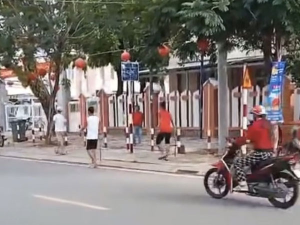 Xôn xao clip nhóm thanh niên cầm 'rựa' đi thẳng vào trụ sở xã ở Phú Quốc