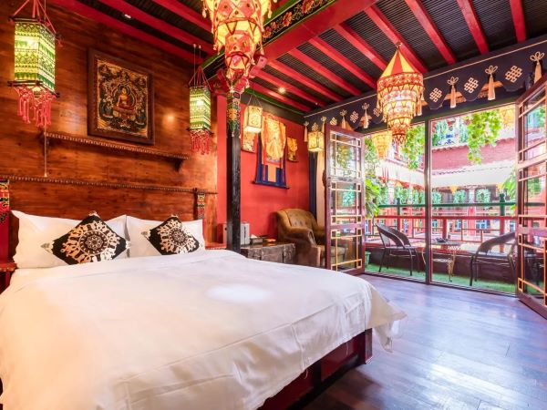Người đàn ông ngủ trên giường khách sạn có thi thể bên dưới