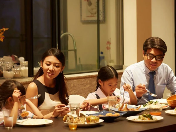 Cả nhà ngỡ ngàng với kế hoạch kỉ niệm 10 năm ngày cưới của anh rể