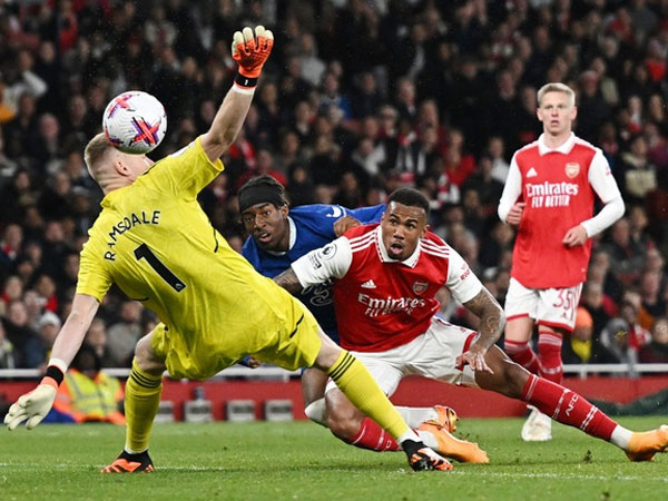 Thắng đại chiến thành London, Arsenal đòi lại ngôi đầu Ngoại hạng