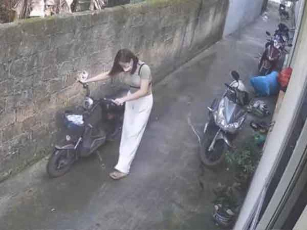 Khó hiểu người đi đường cứ nhìn chằm chằm vào ngực mình, cô gái 'ngượng chín mặt' khi xem lại bản thân