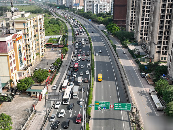 Phương tiện ùn ùn dồn về cửa ngõ phía nam Hà Nội cuối nghỉ lễ