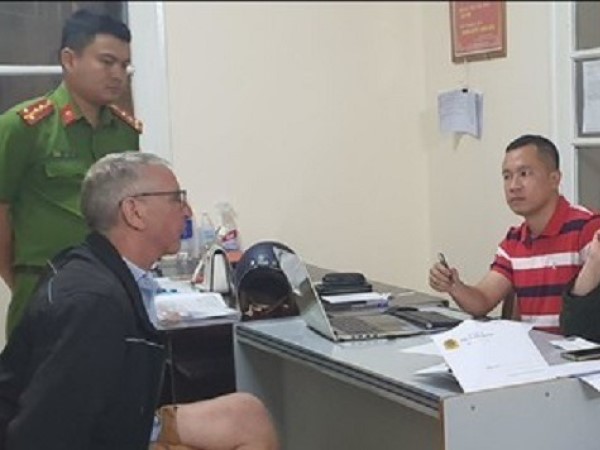 Vợ bị chồng sát hại vì sử dụng điện thoại lúc đi ăn