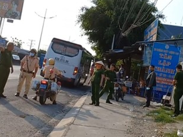 Bị đánh 'hội đồng' trên đường dẫn cao tốc, tài xế chống trả làm 1 người tử vong