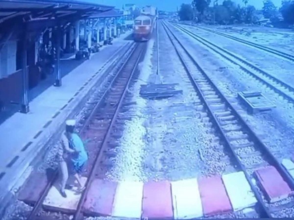 Video giải cứu cụ bà ngoạn mục ngay trước mũi tàu hỏa
