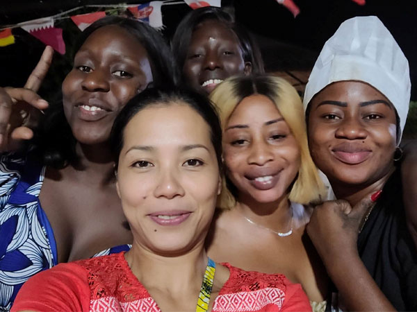 Cuộc sống của người phụ nữ Việt nấu ăn cho giới nhà giàu ở Senegal