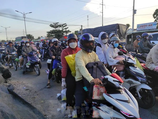 Người dân miền Tây 'mướt mồ hôi' trở lại TP.HCM sau kỳ nghỉ lễ