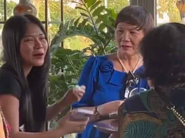 Đi cà phê cùng bạn, cô gái khóc nức nở khi bất ngờ gặp lại người phụ nữ giống hệt người mẹ quá cố