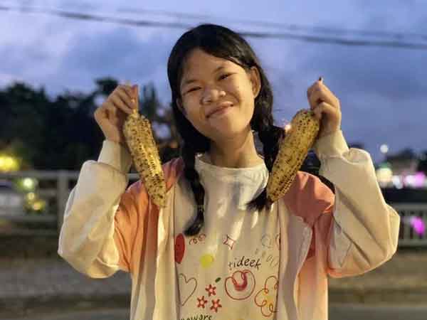 Thanh Nga Bento - hiện tượng mạng một thời nay bán ngô nướng bên lề đường, kiếm tiền chữa bệnh cho bố