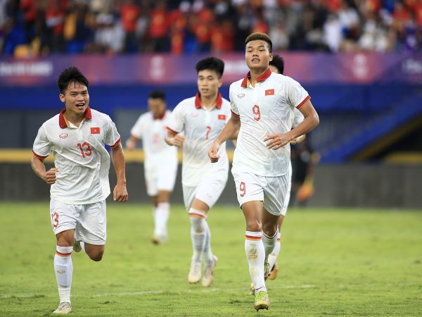 Đánh bại U22 Singapore trong trận đấu có 2 bàn phản lưới, U22 Việt Nam chiếm ngôi đầu bảng