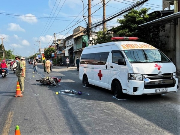 Xe vận chuyển bệnh nhân từ thiện va chạm xe máy, 1 người tử vong
