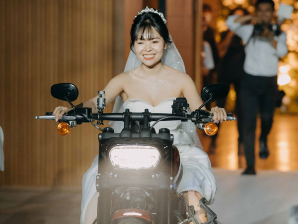 Đam mê tốc độ, cô dâu TP.HCM lái xe 1.800 phân khối vào lễ đường