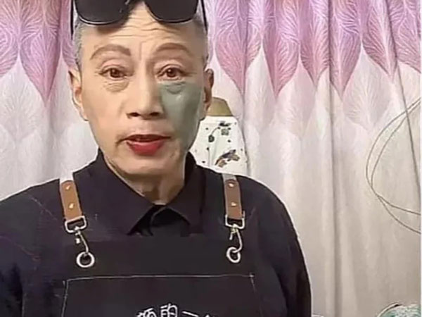 Cụ ông U80 livestream bán mỹ phẩm kiếm tiền chữa bệnh cho cháu ngoại dù chỉ có mấy chục người xem