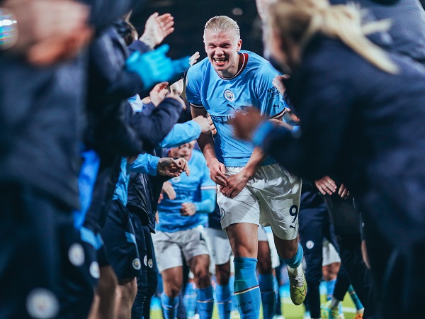 Haaland tiết lộ bị… đánh bầm lưng vì hàng rào danh dự của Man City