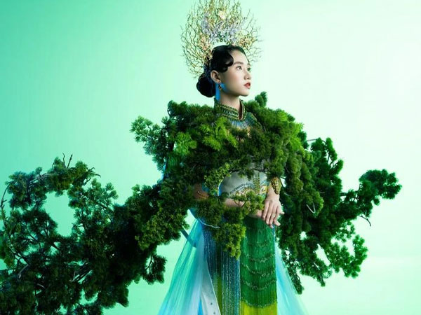 'Cõng' trên lưng bộ đồ nặng 30kg, nữ sinh 13 tuổi gây ấn tượng với khung hình cực đẹp mắt