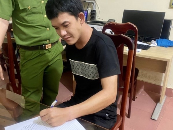 Nổ súng khống chế nam thanh niên say rượu đấm vào mặt CSGT