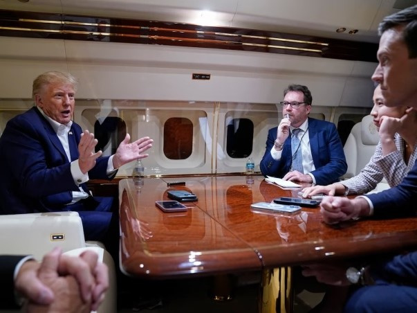 Ông Trump giật điện thoại, đuổi phóng viên khỏi buổi họp báo?