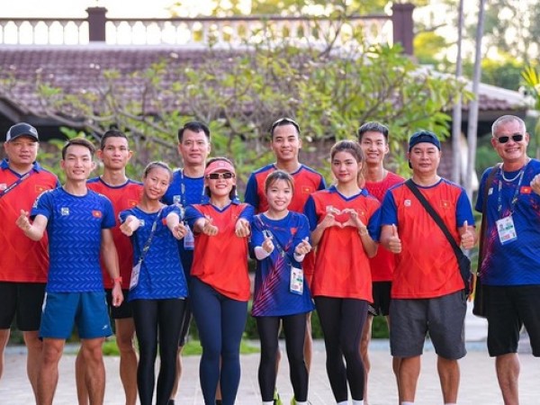 Vắt áo chảy mồ hôi thành nước, tuyển thủ marathon và đi bộ nỗ lực chinh phục đường đua ở kỳ quan Angkor