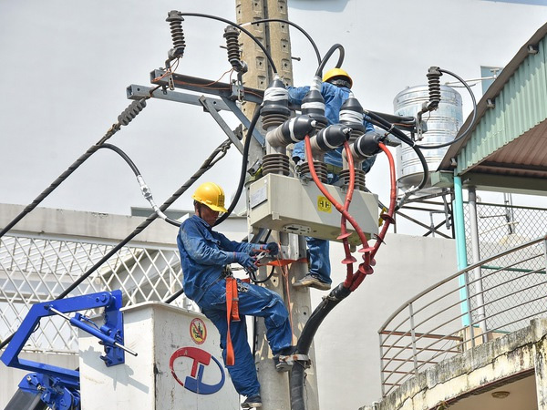 Giá điện tăng, EVN vẫn than khó