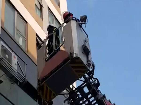 Giải cứu nam sinh định nhảy từ tầng cao chung cư ở Hà Nội