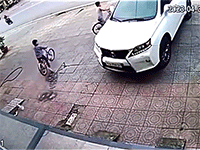 'Xe điên' mất lái lao lên vỉa hè tông vào đám trẻ đang đạp xe