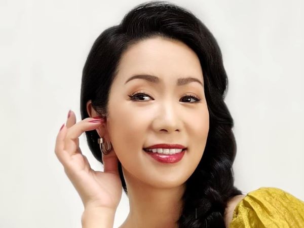 Trịnh Kim Chi trẻ đẹp tuổi 52, Khánh Thi - Phan Hiển tình tứ ở nước ngoài
