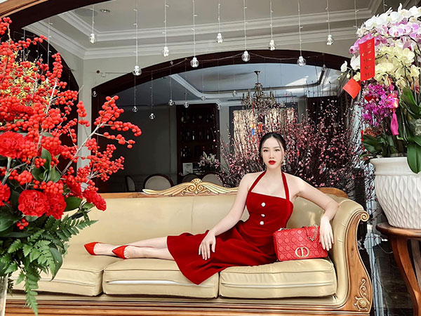 Bảo Thy sống như 'bà hoàng' trong biệt thự rộng lớn với chồng đại gia