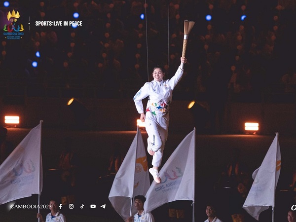 Nữ VĐV xinh đẹp Campuchia bay lên không trung thắp lửa SEA Games 32