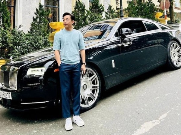 Rolls-Royce Wraith cũ của Cường Đô la đắt ngang Phantom Sacred Fire
