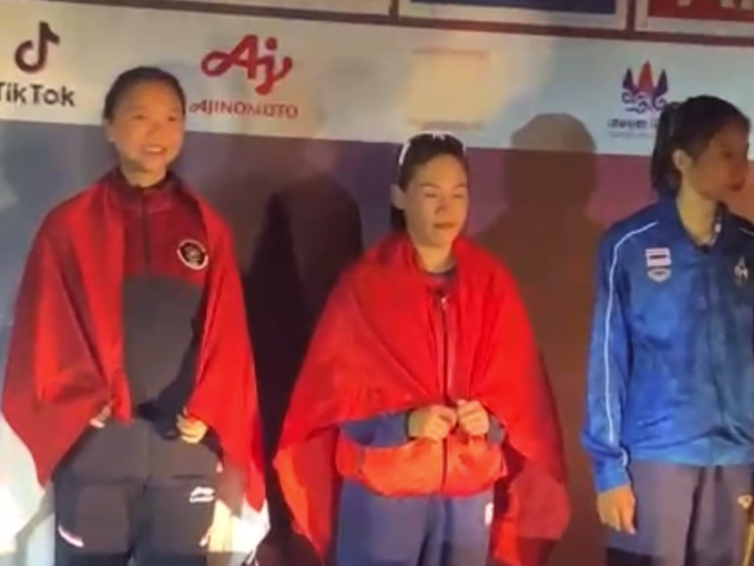 Hy hữu BTC SEA Games 32 dùng đèn ô tô chiếu sáng trao huy chương cho VĐV